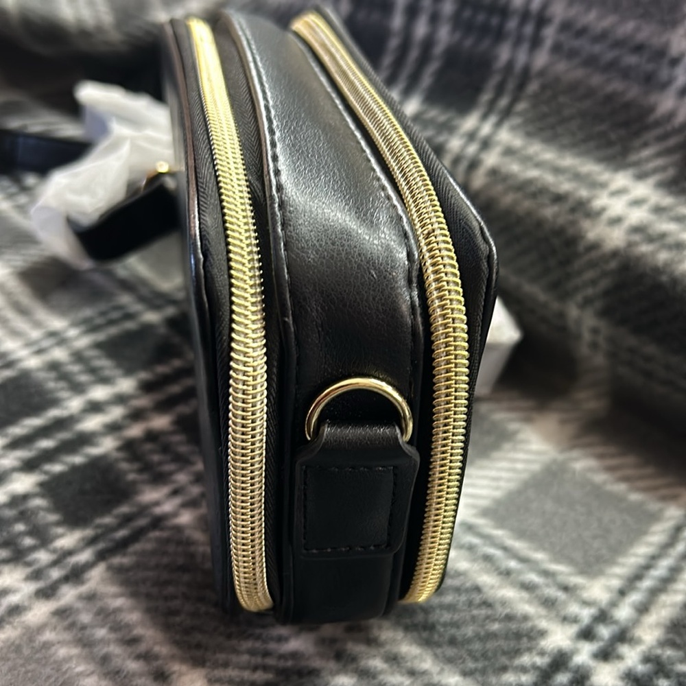 COPY - Adrienne Vittadini Studio  Cross body with charging pack - Picture 12 of 16